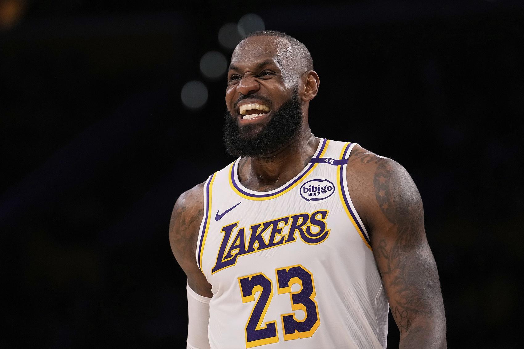 “詹姆斯现身上海交通大学”词条冲上微博热搜第23位 与球衣同号